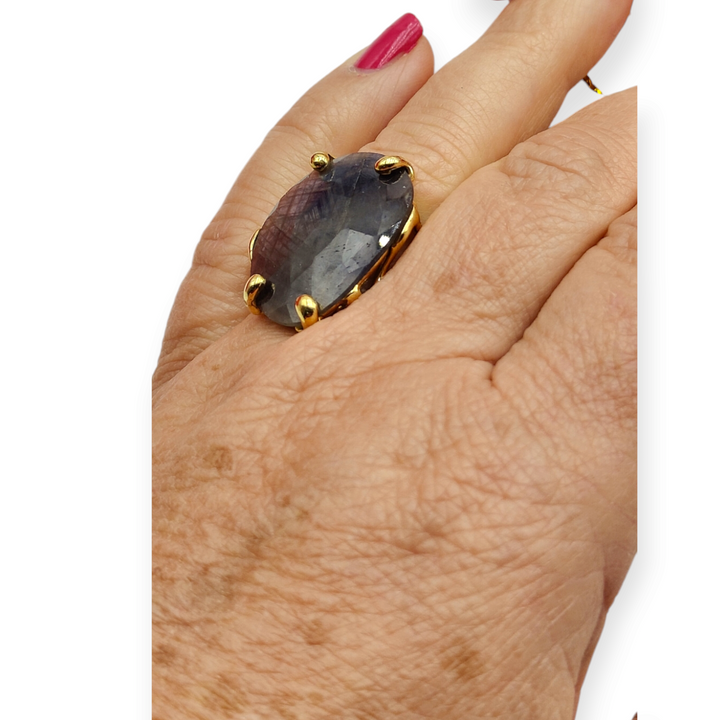 Anello "radice di zaffiro" viola montato su argento