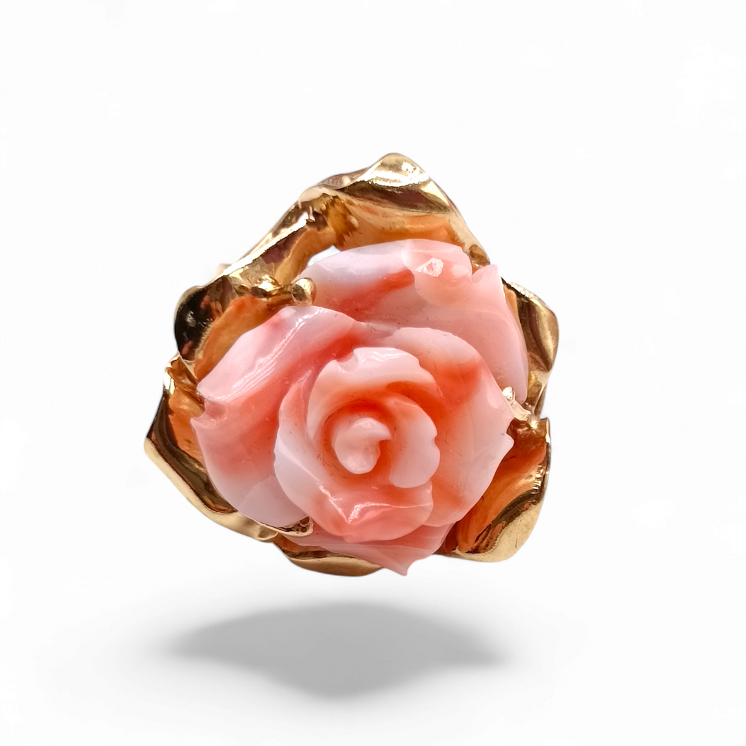 Anello rosa di corallo rosa montato su argento