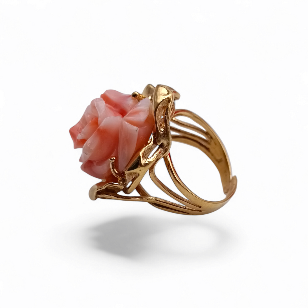 Anello rosa di corallo rosa montato su argento