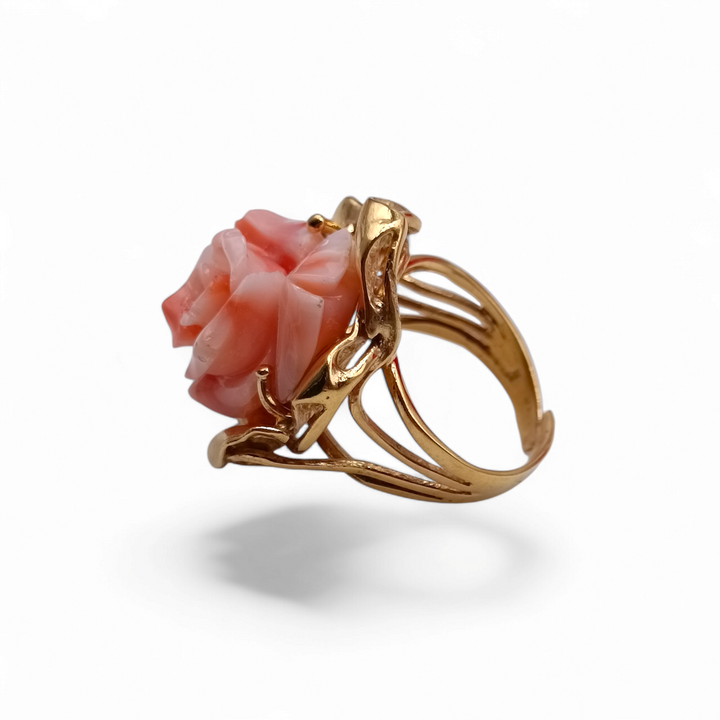 Anello rosa di corallo rosa montato su argento