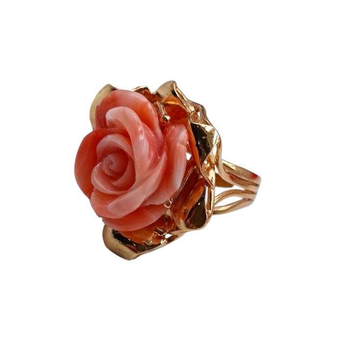Anello rosa di corallo rosa montato su argento
