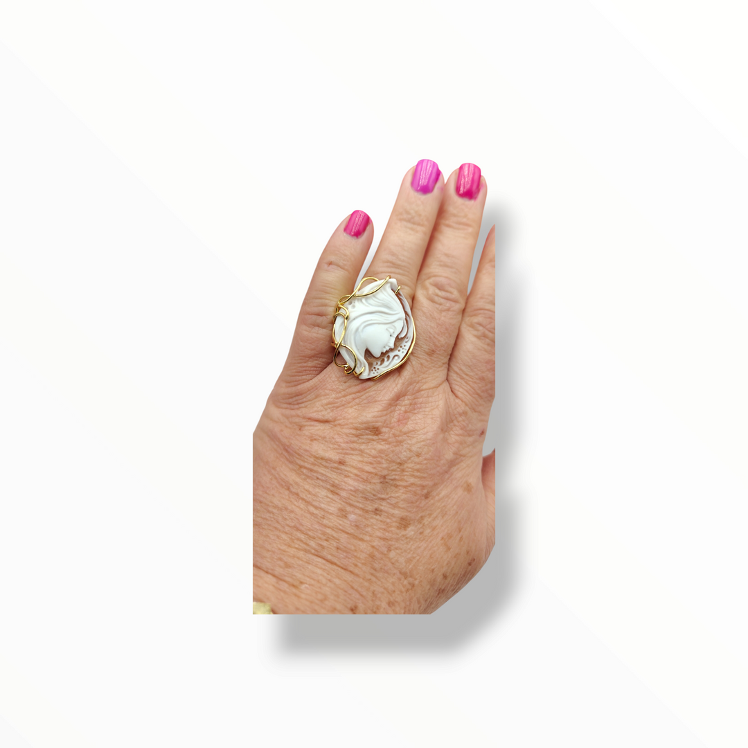 “Lady Cameo” ring in sardonyx shell mounted on silver