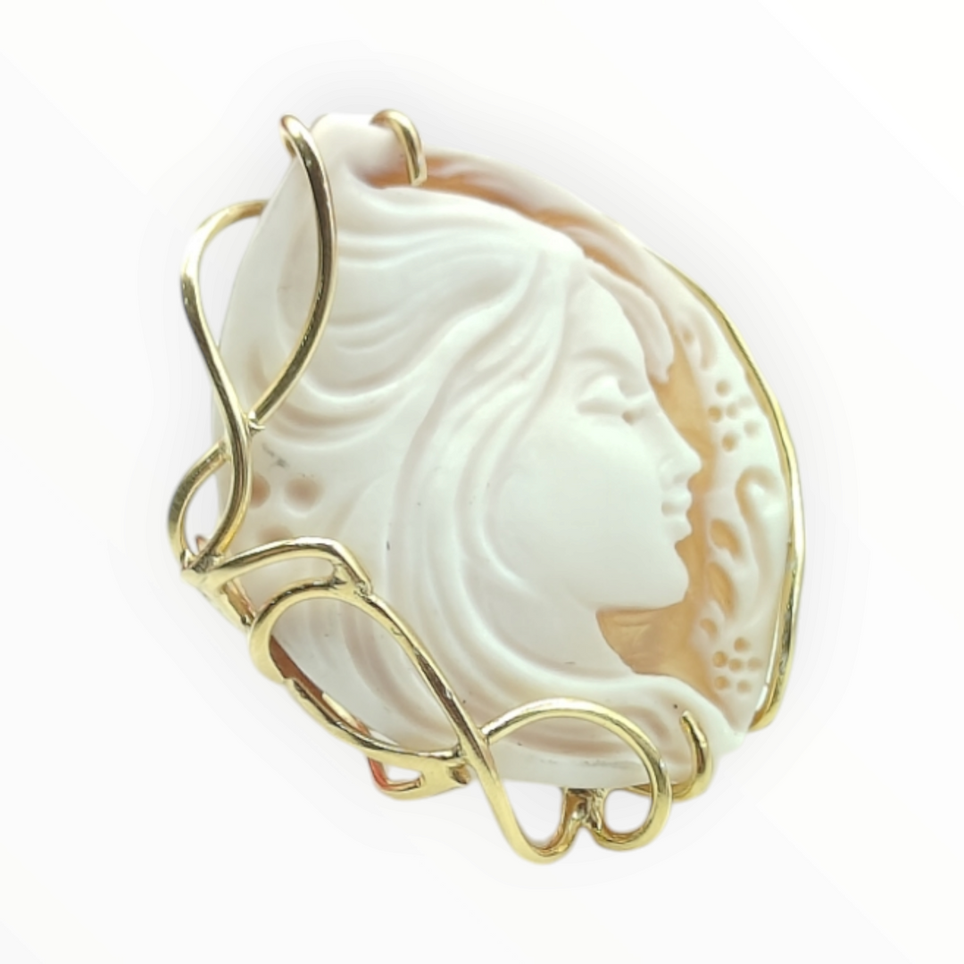“Lady Cameo” ring in sardonyx shell mounted on silver