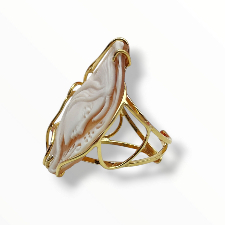 “Lady Cameo” ring in sardonyx shell mounted on silver