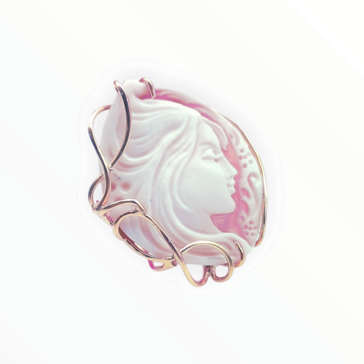 “Lady Cameo” ring in sardonyx shell mounted on silver