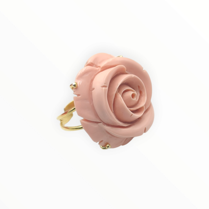 Anello rosa in pasta di corallo montato su argento