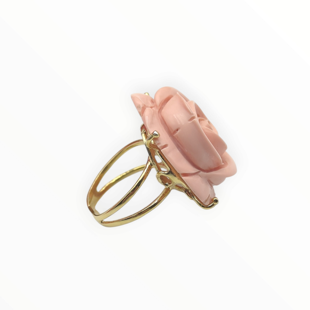 Anello rosa in pasta di corallo montato su argento