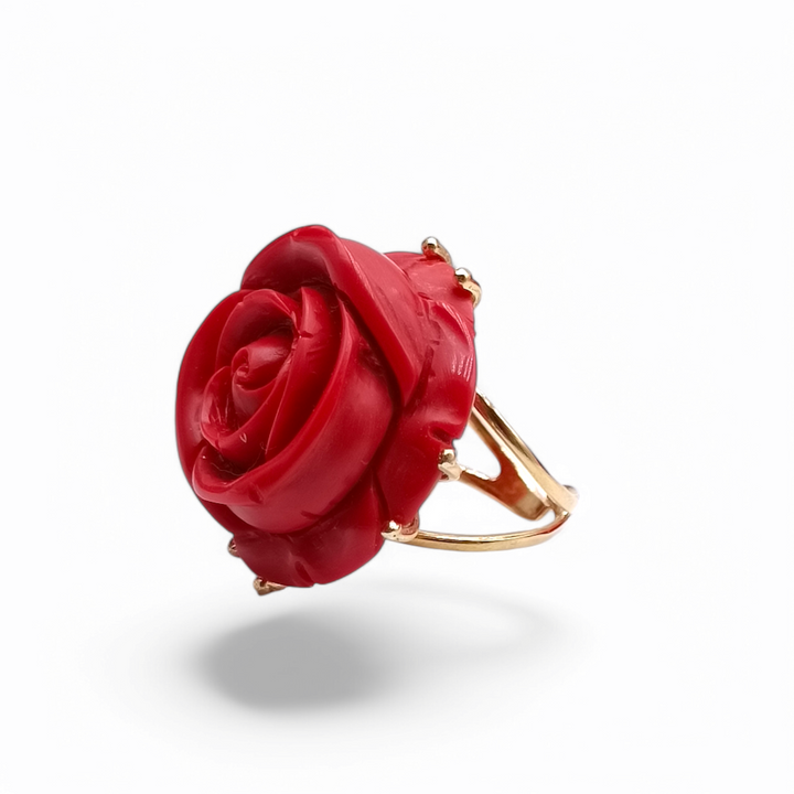 Anello rosa in pasta di corallo montato su argento