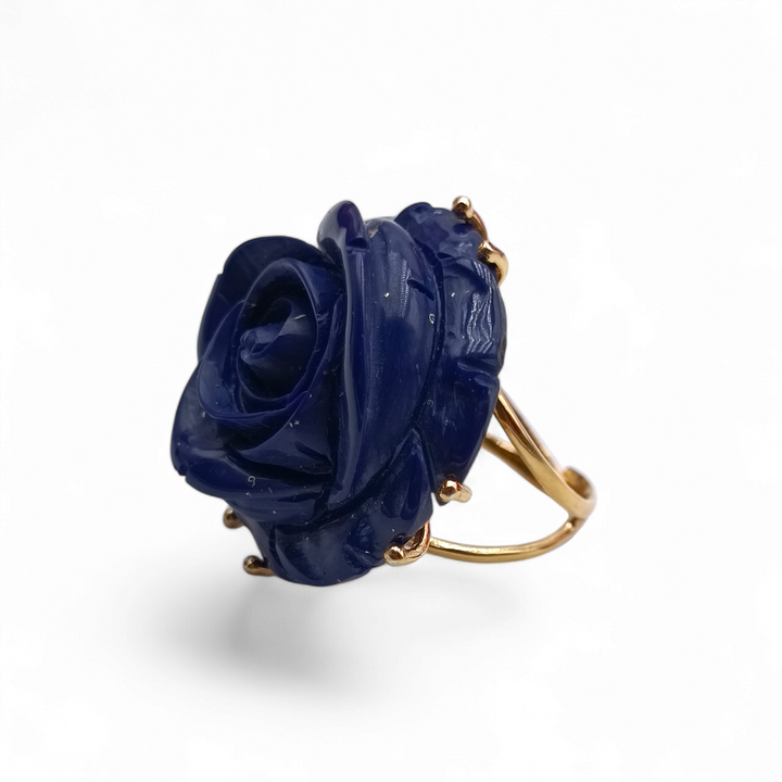 Anello rosa in pasta di corallo montato su argento