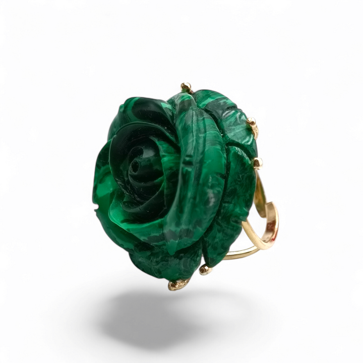 Anello rosa in pasta di corallo montato su argento