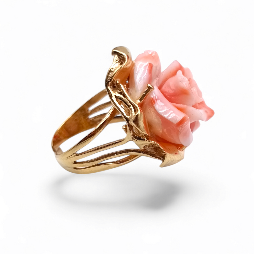 Anello rosa di corallo rosa montato su argento