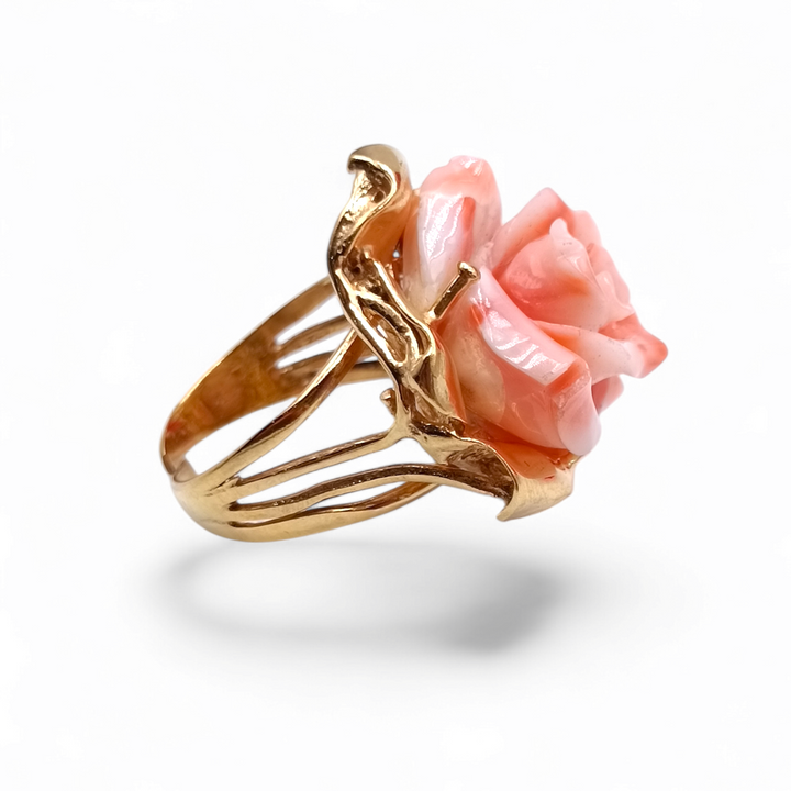 Anello rosa di corallo rosa montato su argento