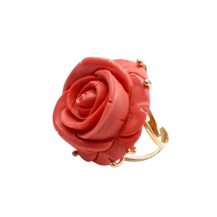 Anello rosa in pasta di corallo montato su argento