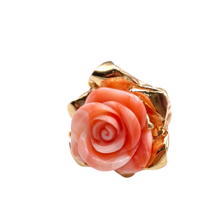 Anello rosa di corallo rosa montato su argento