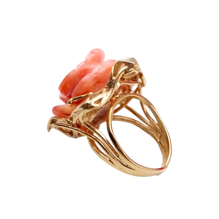 Anello rosa di corallo rosa montato su argento