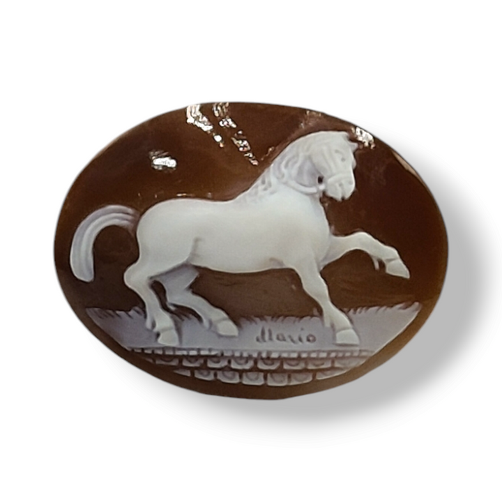 Collana con ciondolo "cavallo" inciso su cammeo sardonico