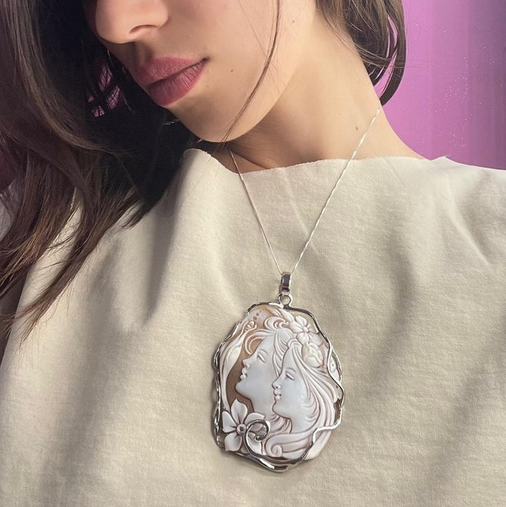 Ciondolo due sorelle in cammeo montato su argento