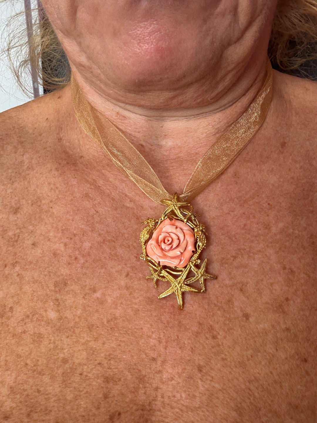 Collana ciondolo rosa di corallo Cerasuolo montato in argento dorato