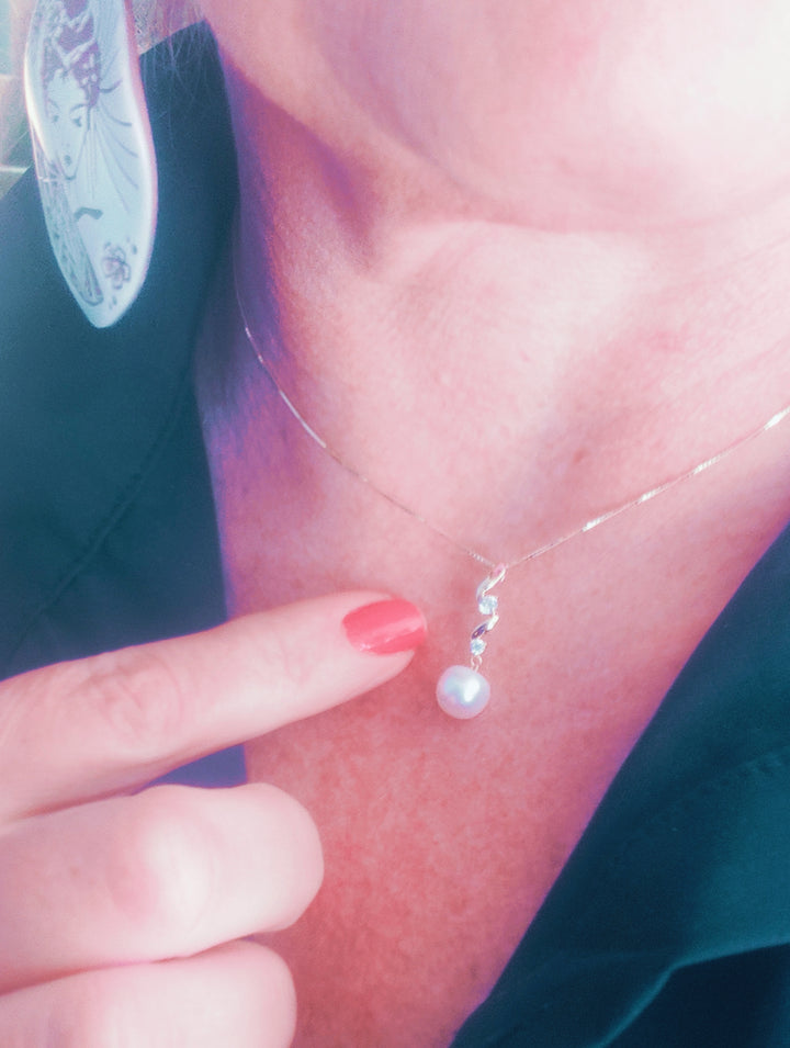 Collana "virgola di perla" in perla di fiume montata su argento