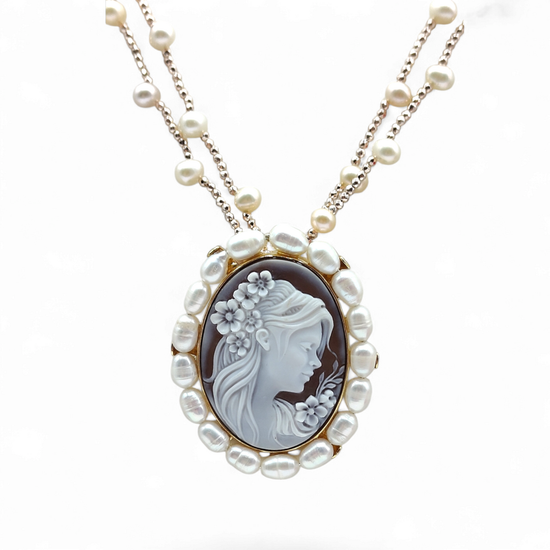 "The Wise Lady" pendant necklace in cameo mounted on silver