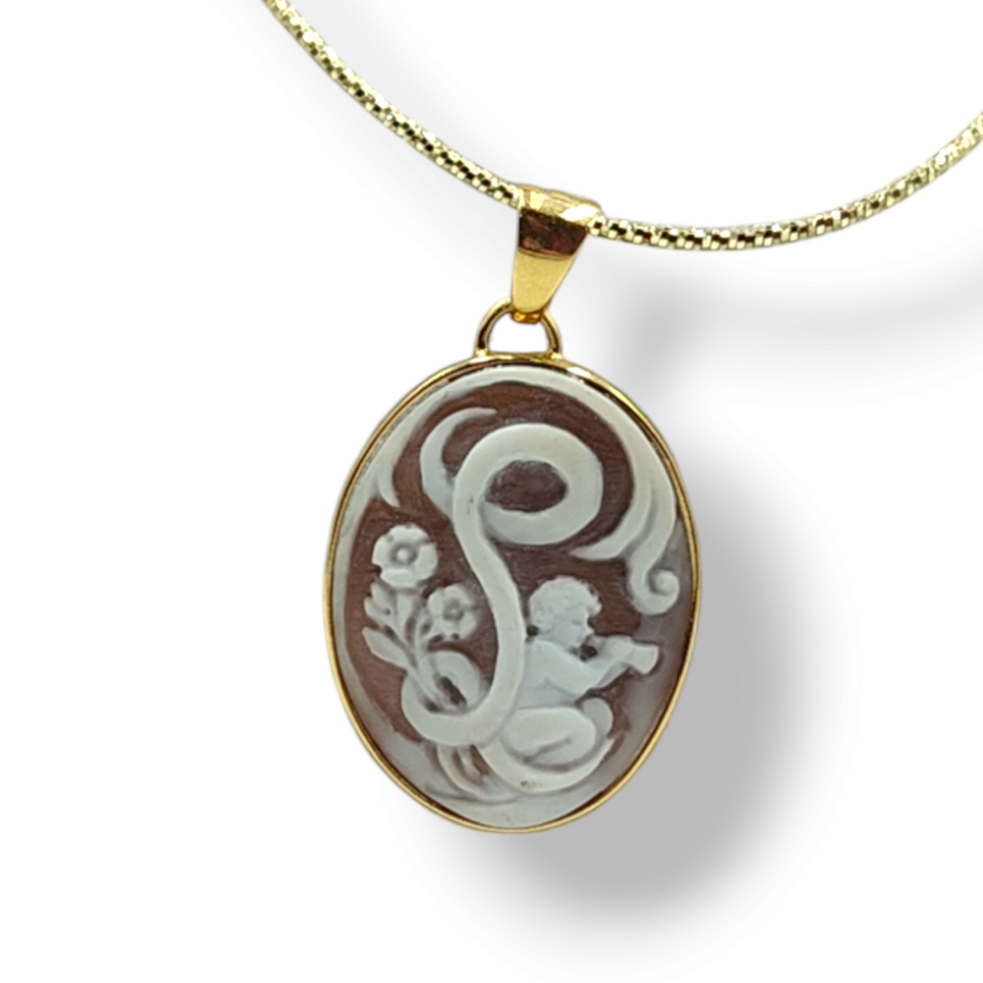 Collana ciondolo angelo cupido con lettera in cammeo montato su argento Lucia Vitiello Gioielli di Napoli
