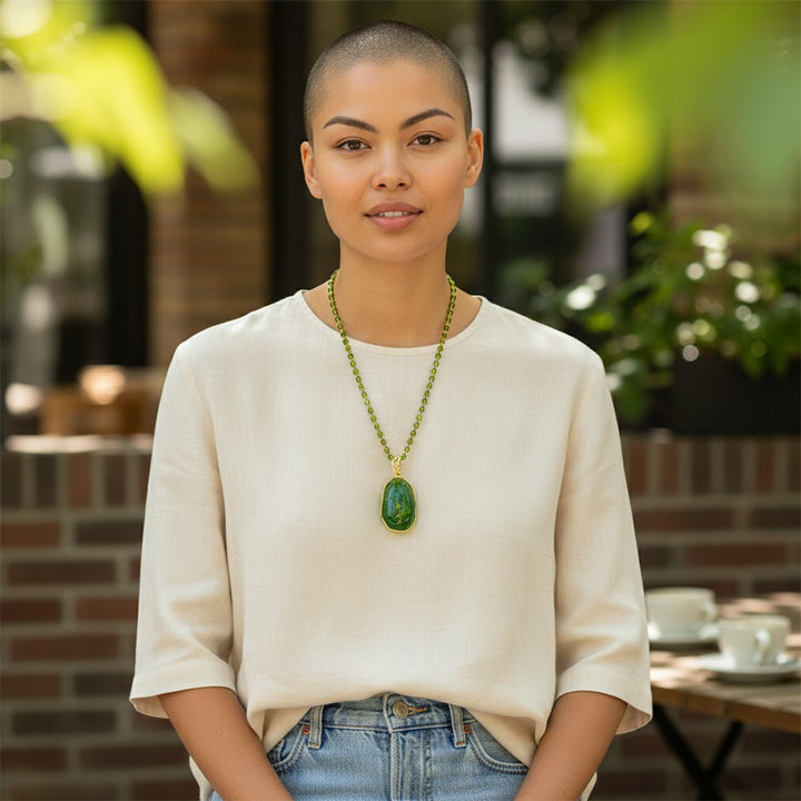 Collana con Ciondolo Ovale in Ambra Verde montato in Argento Dorato
