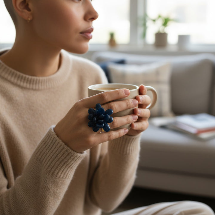 Anello Fiore di Ambra Blu montato in Argento Dorato
