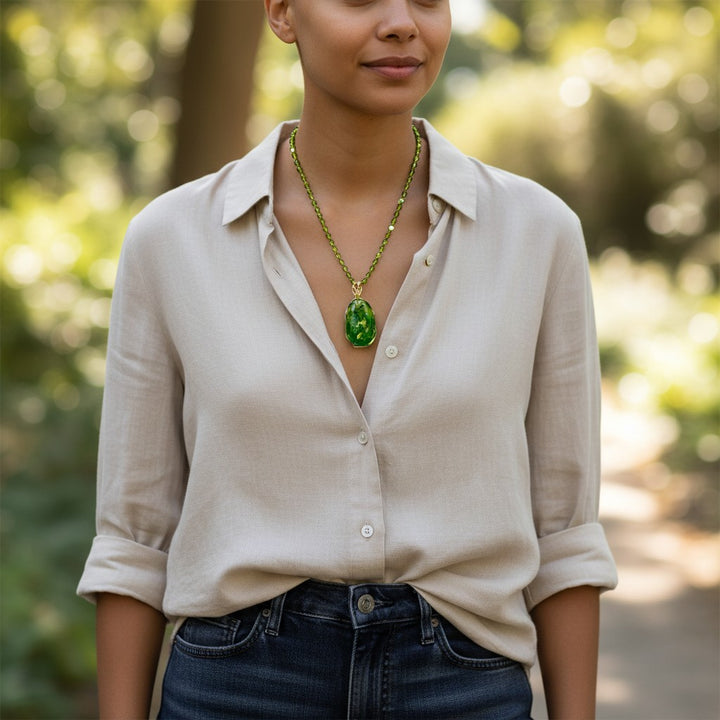 Collana con Ciondolo Ovale in Ambra Verde montato in Argento Dorato