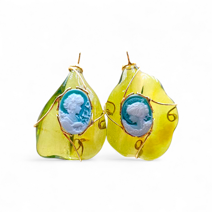 Orecchini Dea di Cammeo montati in Ambra verde e Argento Dorato