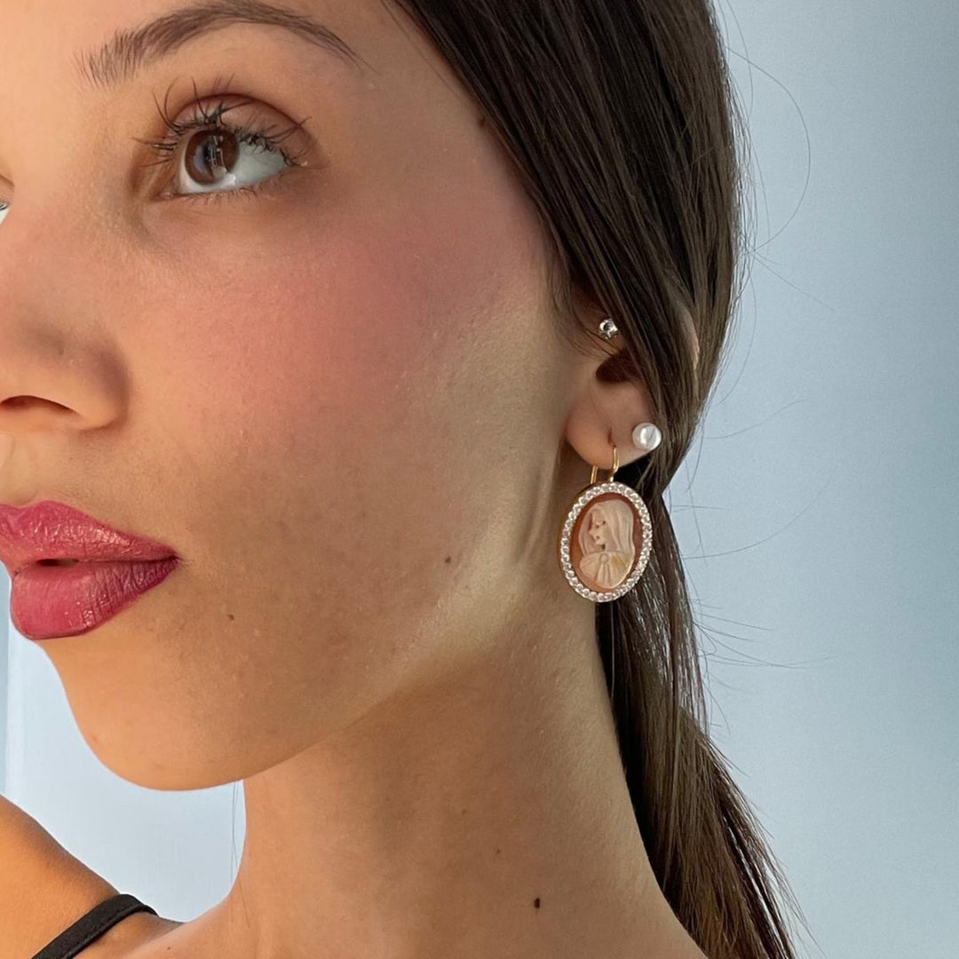 Madonna earrings in cameo mounted on silver