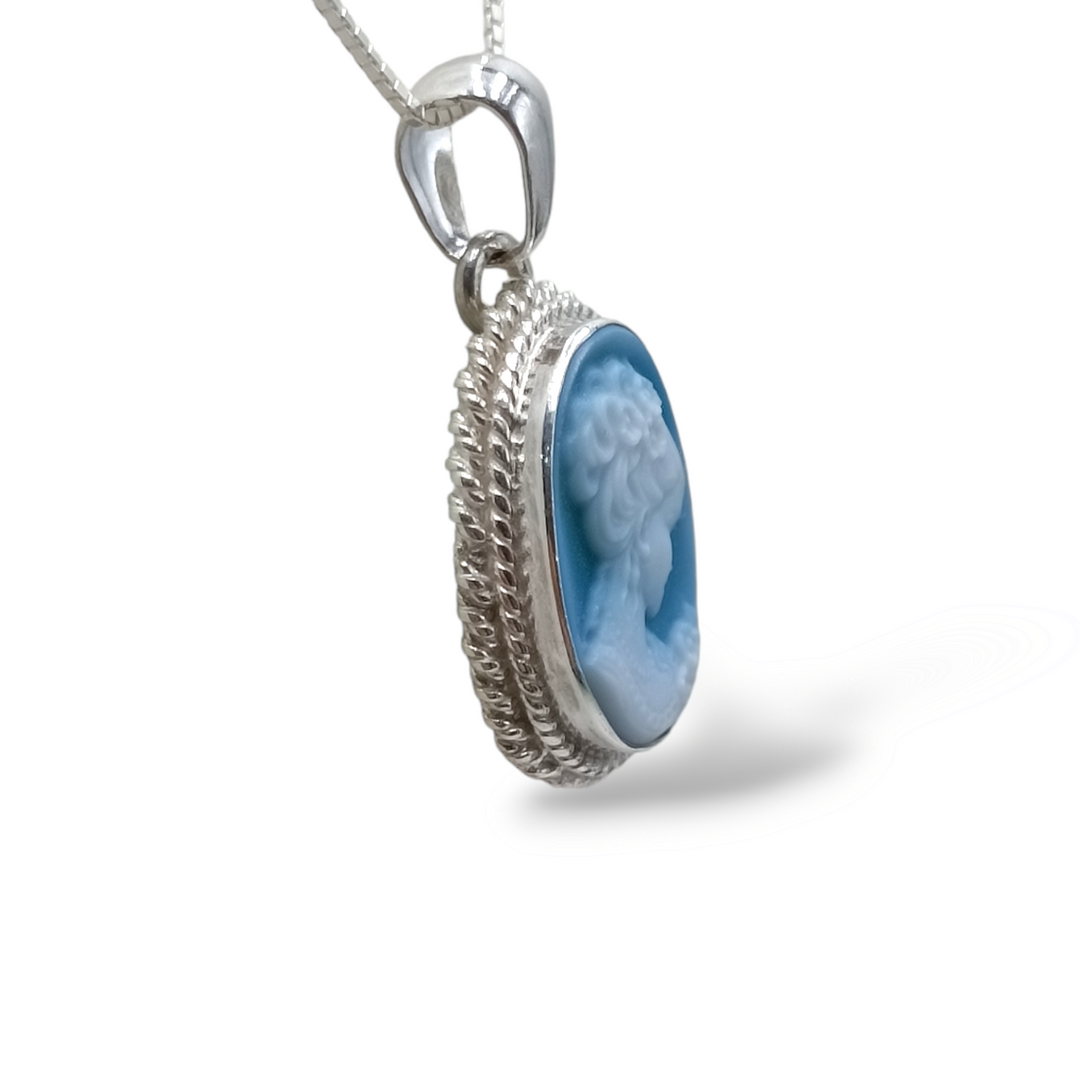 Ciondolo dea dei fiori in agata blu montato su argento