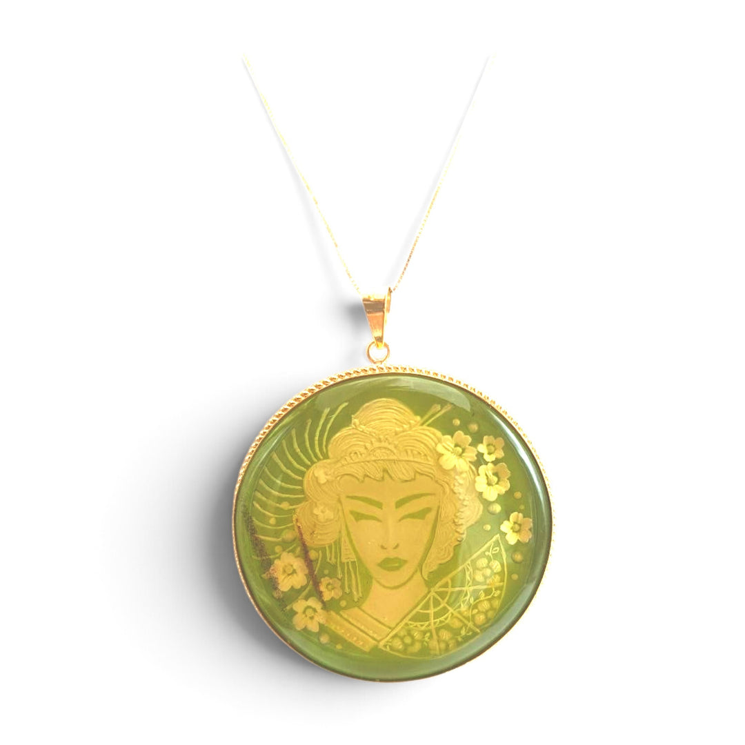 Ciondolo Geisha di Ambra verde montato in Argento Dorato
