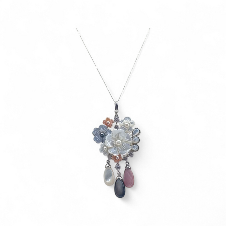 Fine collezione - Collana ciondolo “fiore di madreperla” in madreperla e perla montato su argento