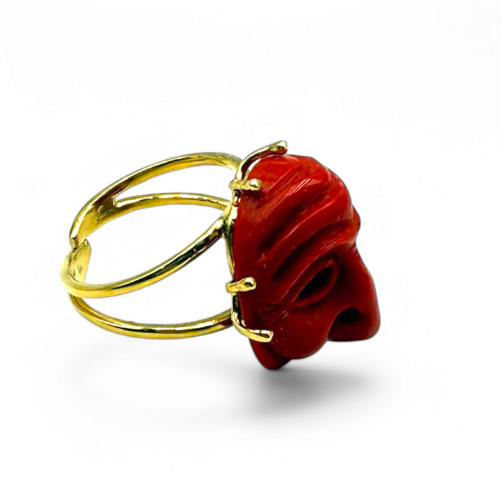 Anello "maschera pulcinella" in pasta di corallo montato su argento