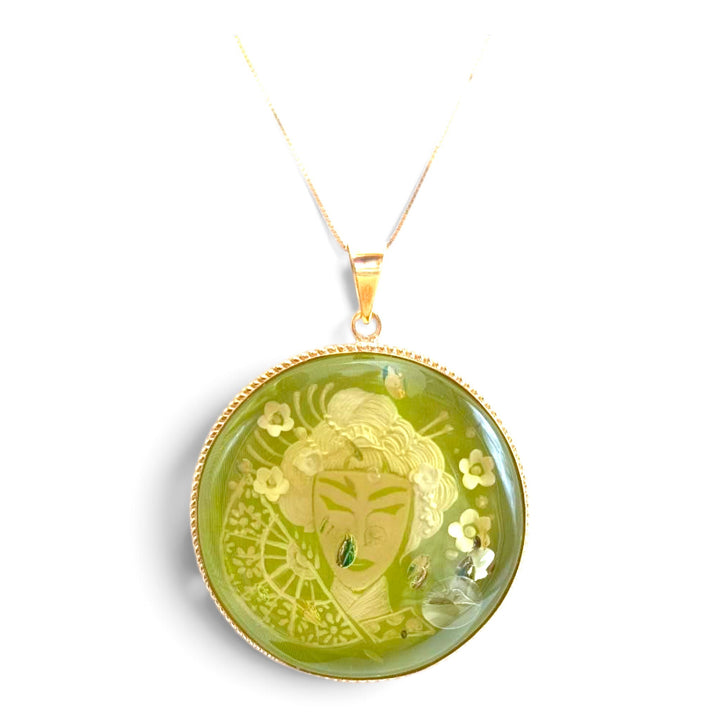 Ciondolo Geisha di Ambra verde montato in Argento Dorato