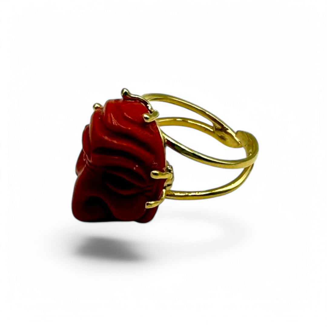 Anello "maschera pulcinella" in pasta di corallo montato su argento