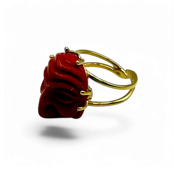 Anello "maschera pulcinella" in pasta di corallo montato su argento