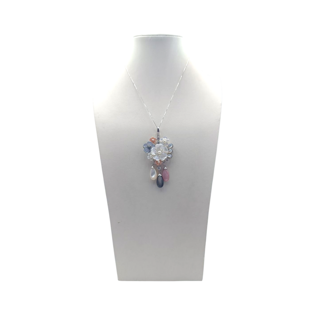 Fine collezione - Collana ciondolo “fiore di madreperla” in madreperla e perla montato su argento