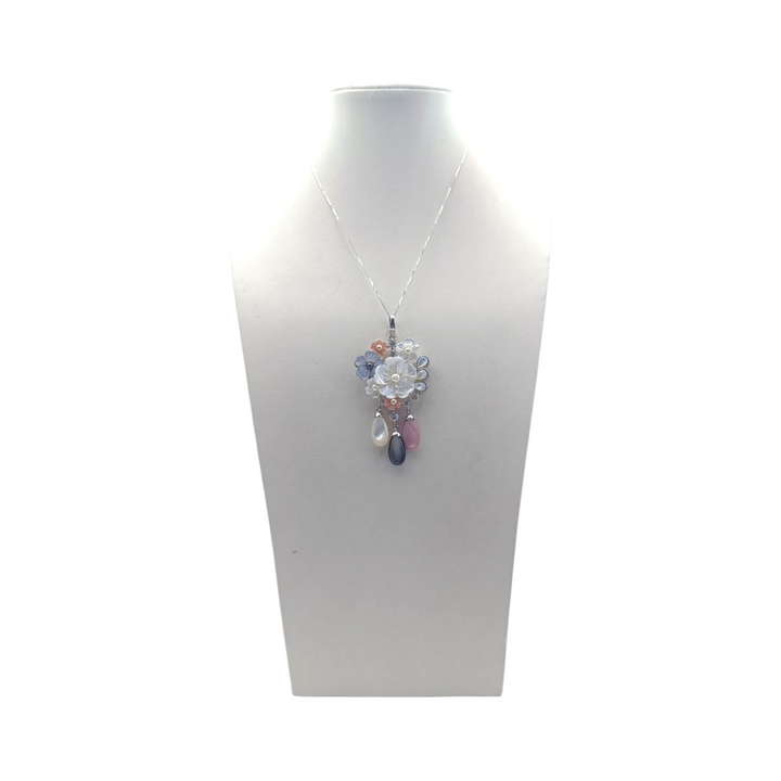 Fine collezione - Collana ciondolo “fiore di madreperla” in madreperla e perla montato su argento