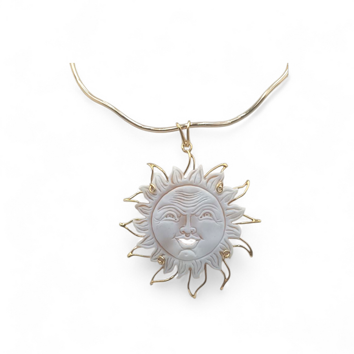 Ciondolo sole in cammeo montato su argento