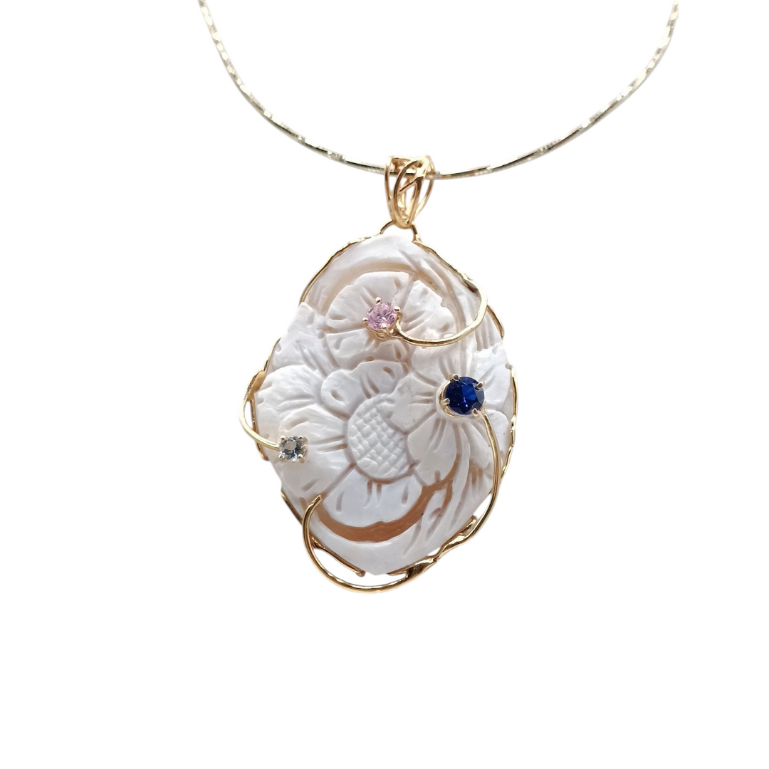 Flower necklace with light points in sardonyx cameo mounted on silver
