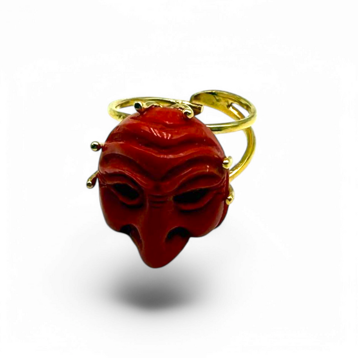 Anello "maschera pulcinella" in pasta di corallo montato su argento