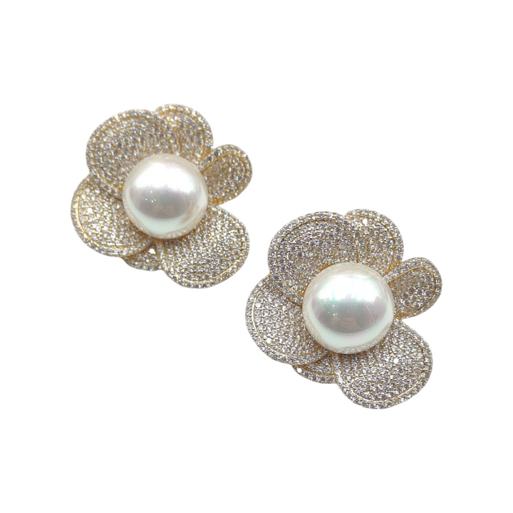 Precious flower earrings in pearl and zirconia mounted on bronze