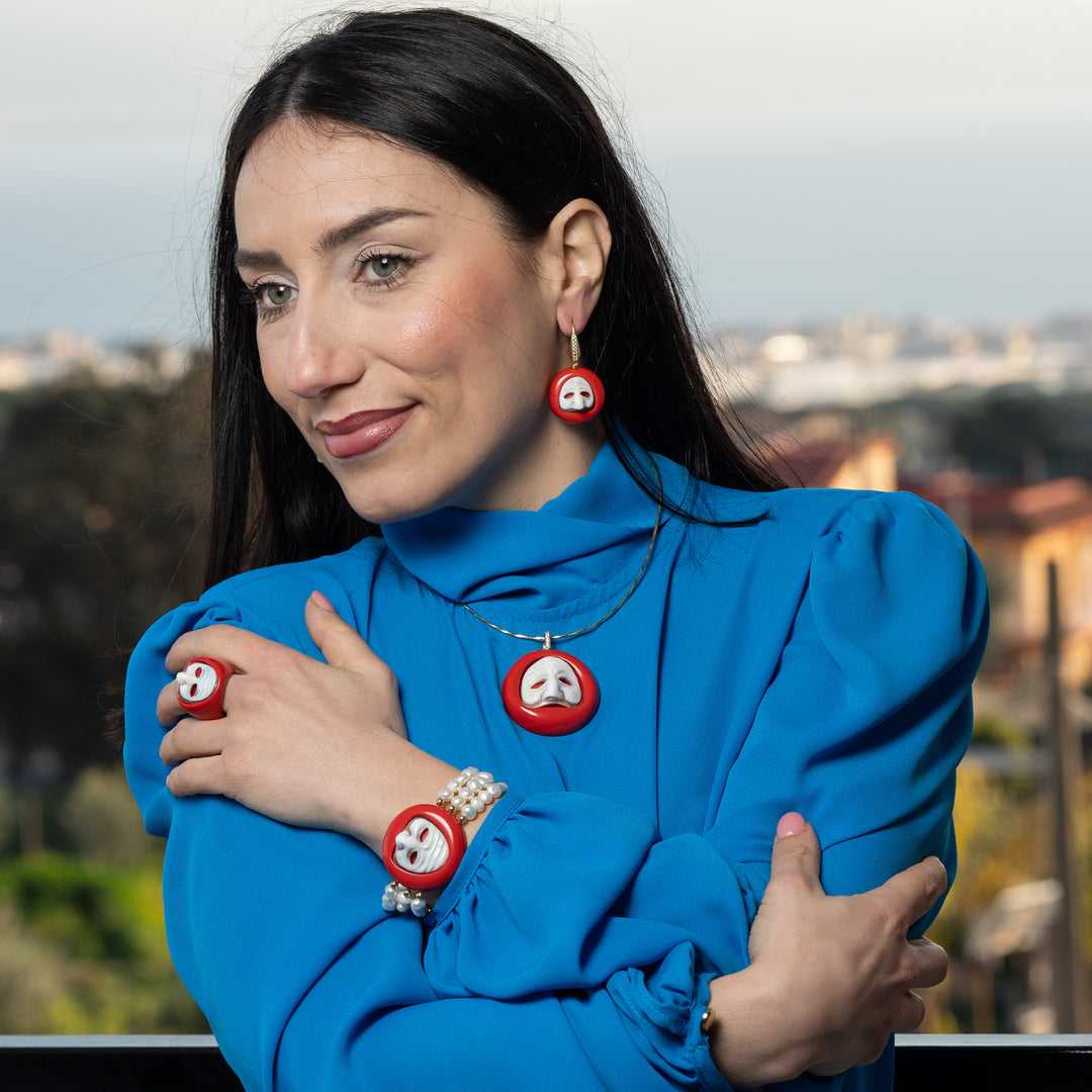 Anello maschera in cammeo montato su agata