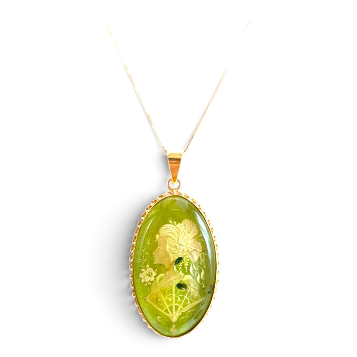 Ciondolo Geisha di Ambra verde montato in Argento Dorato