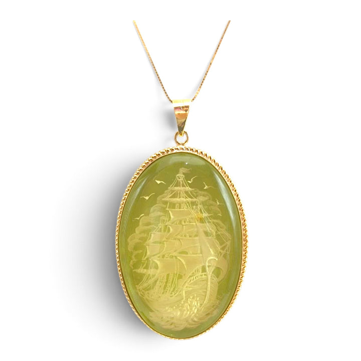 Ciondolo Veliero di Ambra verde montato in Argento Dorato