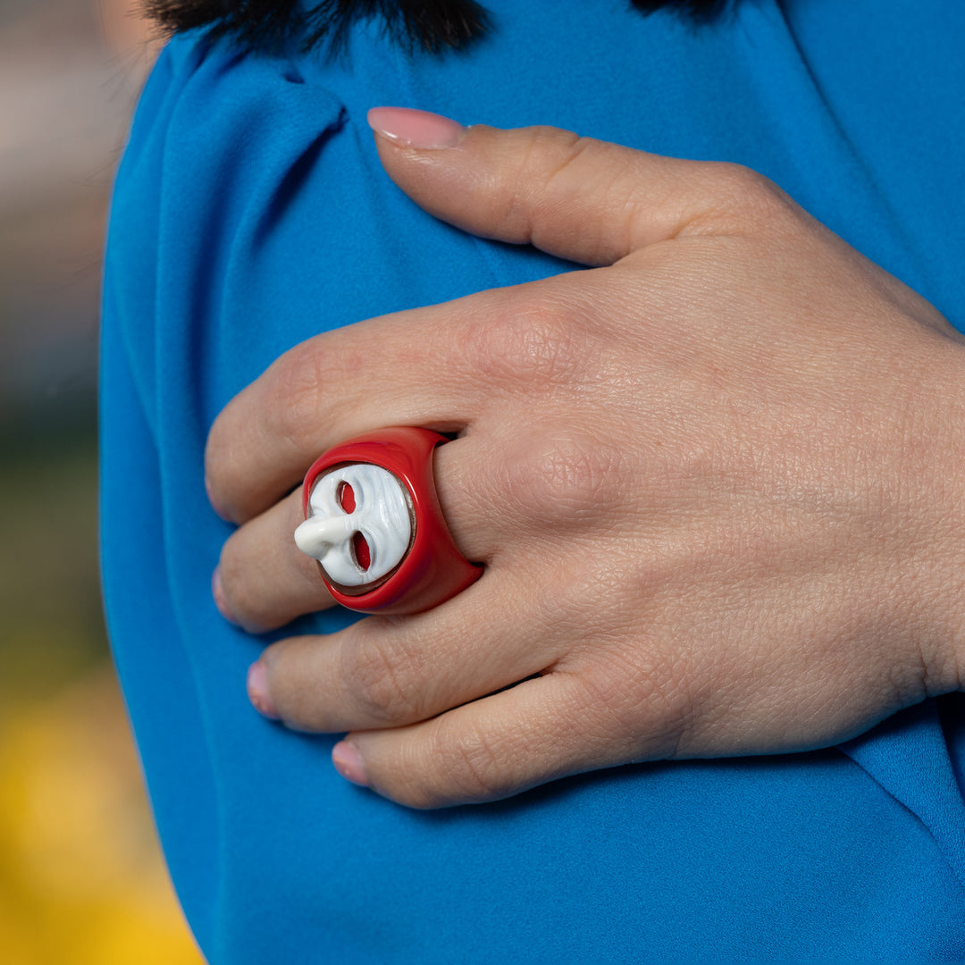 Anello maschera in cammeo montato su agata