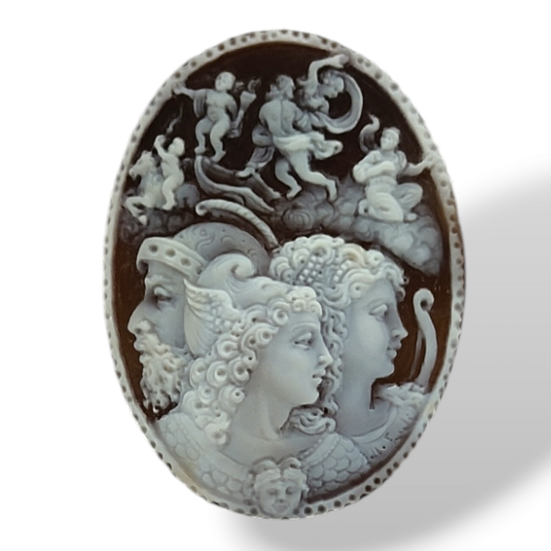 Ciondolo spilla  "scena epoca medievale" inciso in cammeo montato su argento