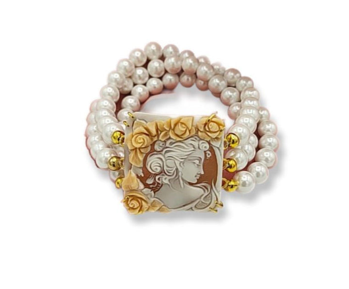 Bracciali dea del sogno in cammeo montati su perle maiorca Lucia Vitiello Gioielli di Napoli