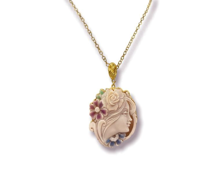 Collana ciondolo dea mistica in cammeo montato su argento
